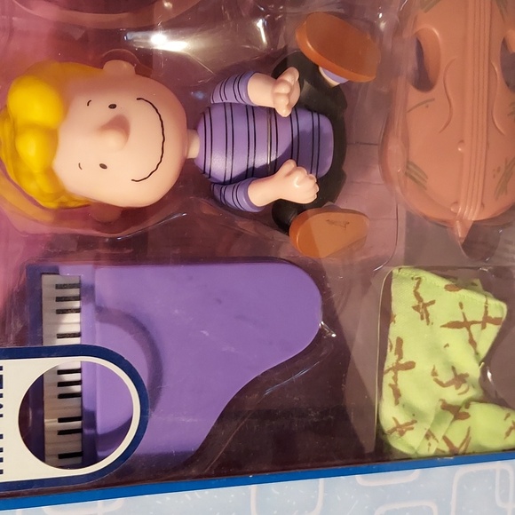 Peanuts Figure Collection: A Charlie Brown Christmas - Picture 2 of 8